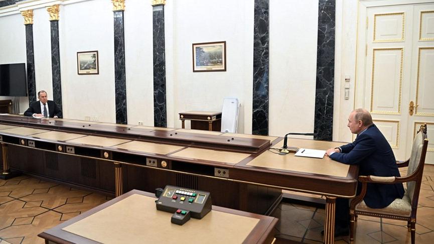 Putin yine masasıyla gündemde: Bu kez uzun masaya Lavrov ile oturdu