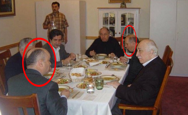 FETÖ elebaşısının solunda Fehmi Koru, sağında Burhan Kuzu