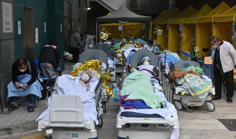 Hong Kong’da Omicron'lu hastalar sokaklara taştı