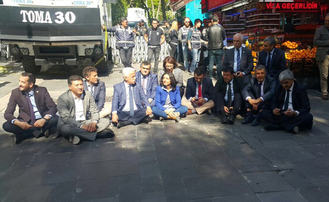 Polisten anons: terör örgütü üyesi olmaktan tutuklandılar, ona göre davranın