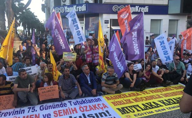İzmir'de, Nuriye Gülmen ve Semih Özakça'nın tutuklanmasına tepki eylemi