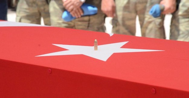 Şehidin tabutuna mermi bıraktılar