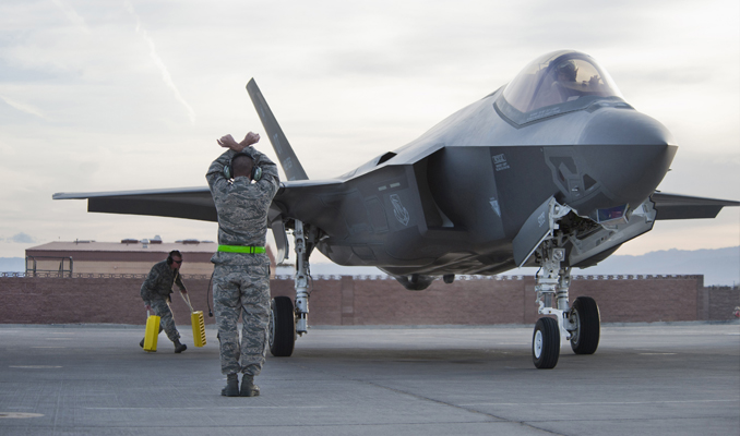 Son dakika... Silahlarla donatılmış F-35'ler Litvanya'ya iniş yaptı!