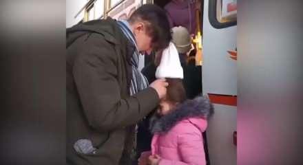 Ukraynalı babanın kızıyla vedalaşması yürek yaktı