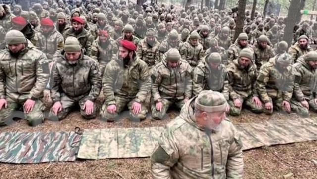 Çeçenler Rusya'ya desteğe giderken namaz kılıp, ezan okudu