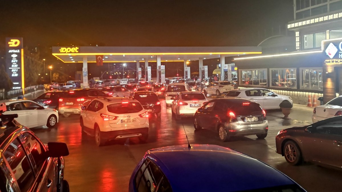 Benzin ve motorine zam geldi, vatandaşlar akaryakıt kuyruğuna girdi