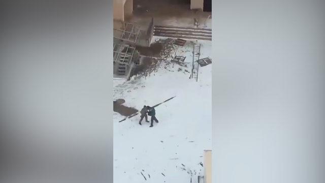 Yaşlı adam, tüfekli Rus askerine yumrukla saldırdı