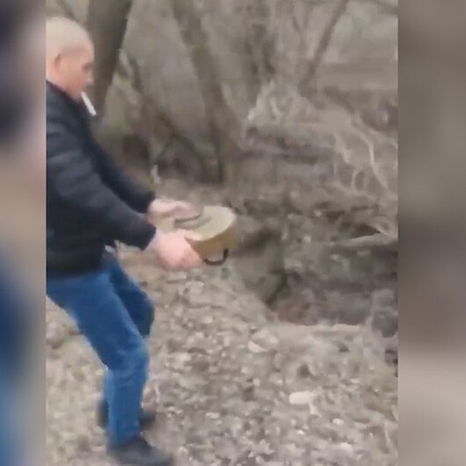 Ukraynalı mayını çıplak elle alıp ormana bıraktı…