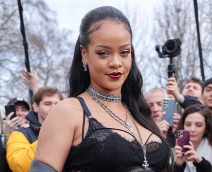 Bebek bekleyen Rihanna'dan iddialı giyim