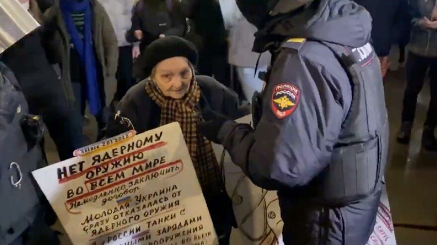 Rusya'da savaş karşıtı gösterilere katılan 77 yaşındaki kadın bile tutuklandı
