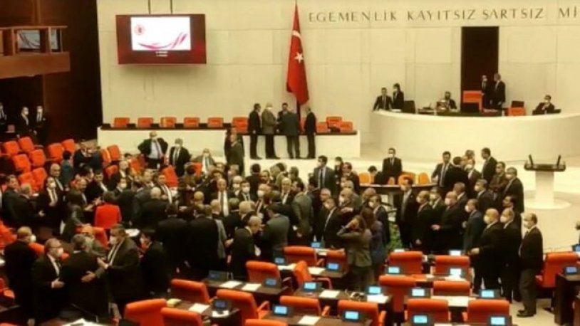Meclis'te MHP'li vekilden CHP'li vekile yumruk