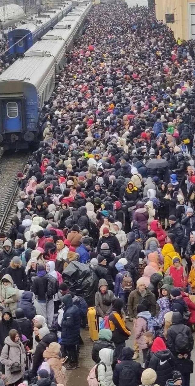 Mahşeri kalabalık! İşgalden kaçan Ukraynalılar trenle Polonya'ya akın ediyor
