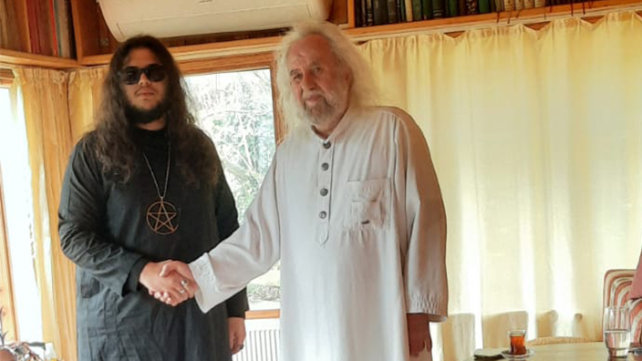 Satanist rahiple bir araya geldi