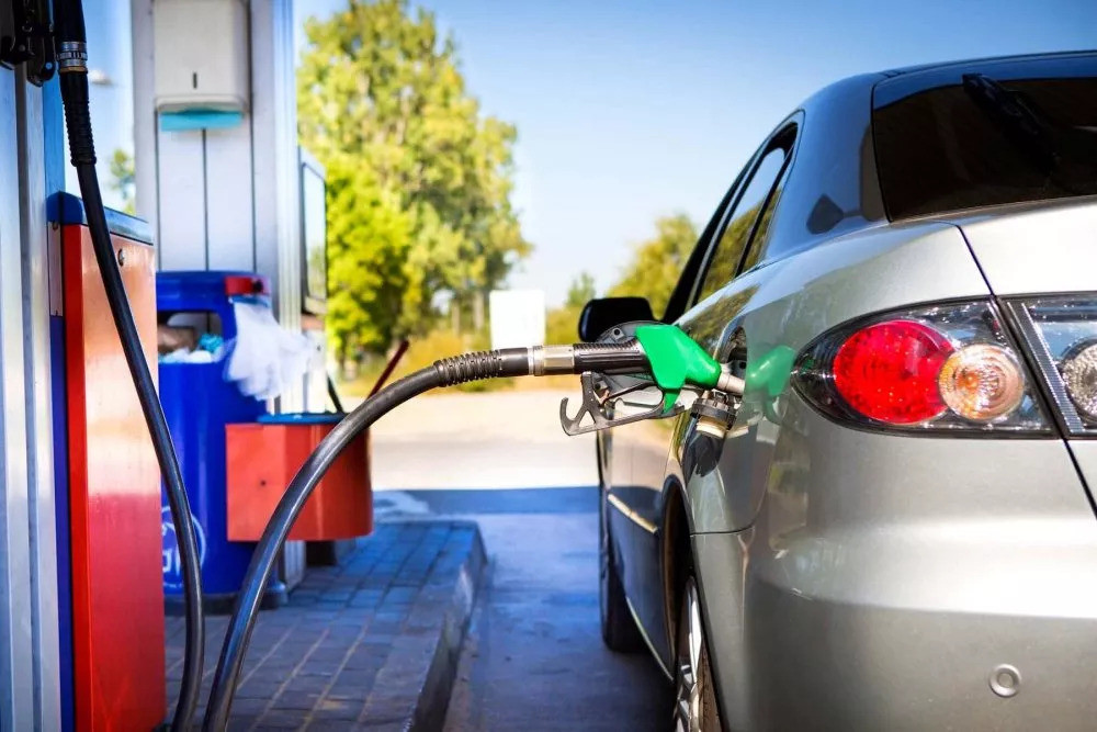 Benzin ve motorine yapılan son zam iptal edildi