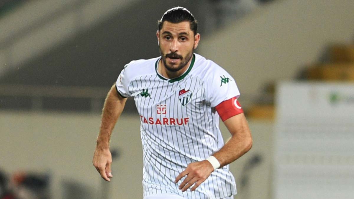 Futbolu bıraktığını duyurdu!