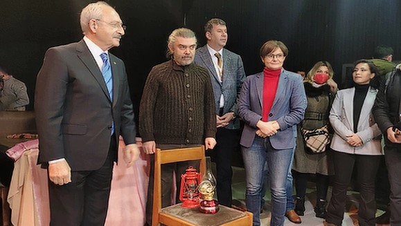 Kılıçdaroğlu elektriği kesilen Moda Sahnesi'ne Bahçeli'nin gönderdiği kandillerle gitti