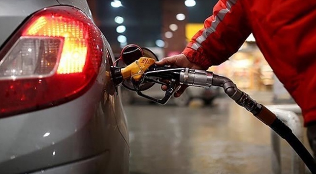 Benzin ve motorine yarından itibaren yeniden indirim geliyor