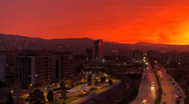 İzmir ve İstanbul'da gökyüzü kızıla büründü! Nedeni belli oldu