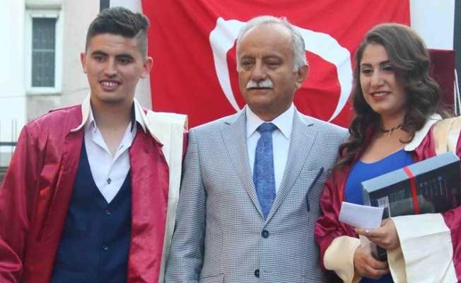 Başkan Karabağ, mezun olduğu okulun öğrencilerine diplomalarını verdi