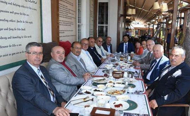 İzmir'de "HAYIR' a destek veren siyasi partiler bir araya geldi