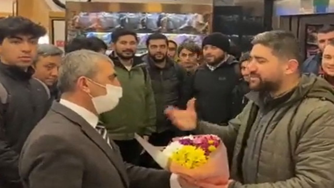Kafede el ele oturan çifte müdahale etmişti! O garsona çiçekle teşekkür ettiler