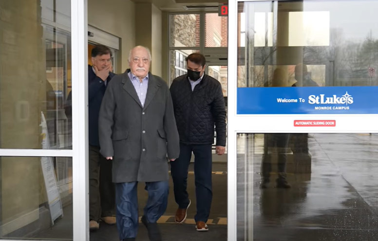FETÖ elebaşı Fetullah Gülen’in son görüntüleri çıktı: Yürümekte güçlük çekiyor