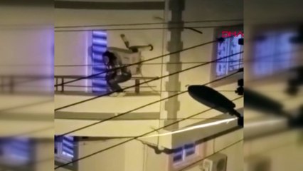 Balkona çıkıp “Evde birileri var, beni öldürecekler” diye bağırdı, polis eve bakınca herkes şoke oldu