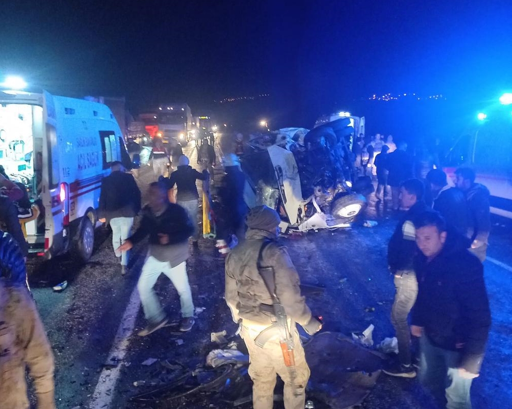 Van'da feci kaza! Çok sayıda ağır yaralı var