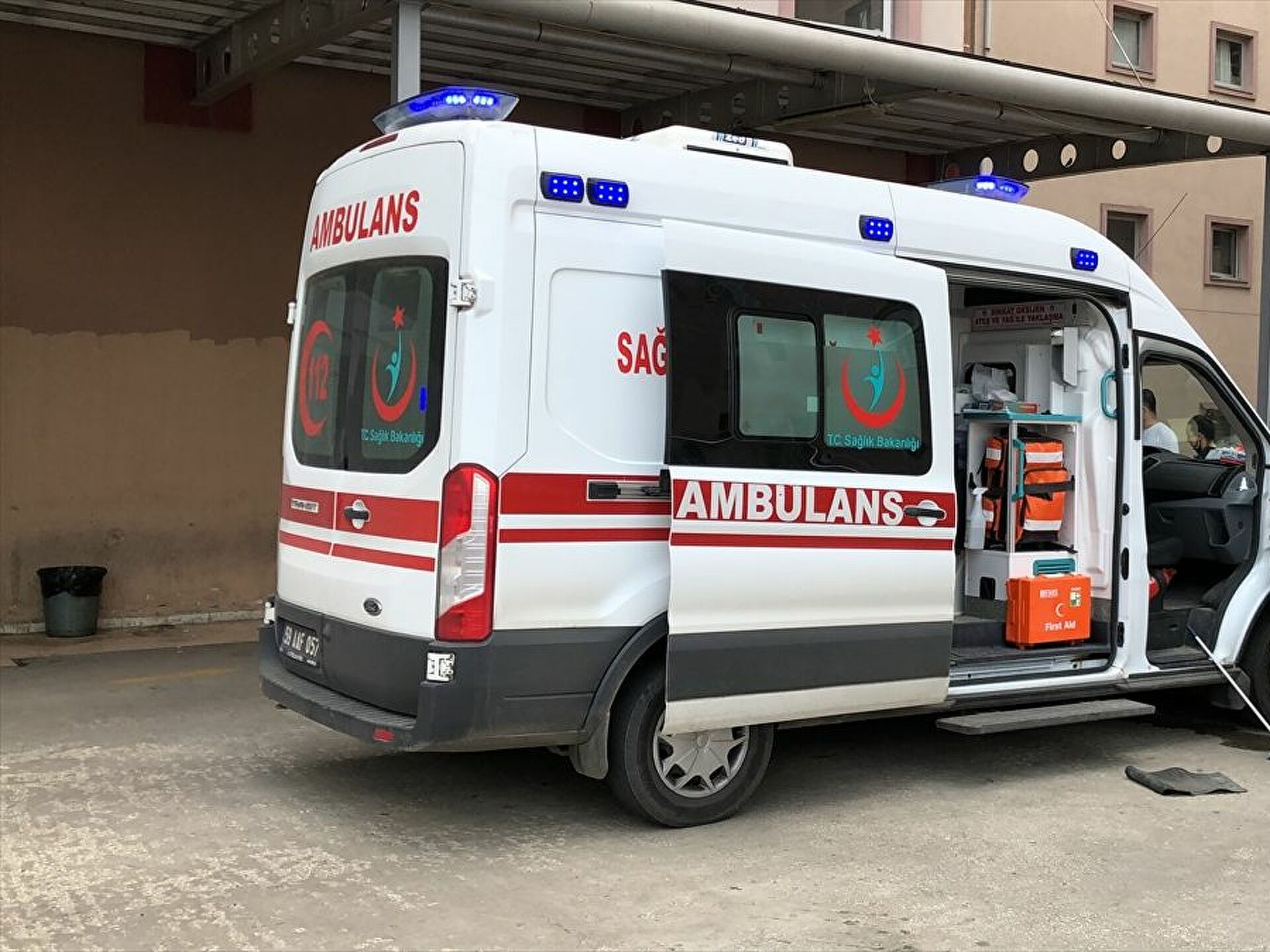 AKP'li başkan belediyeye ait ambulansı canlı yayın aracı yaptı