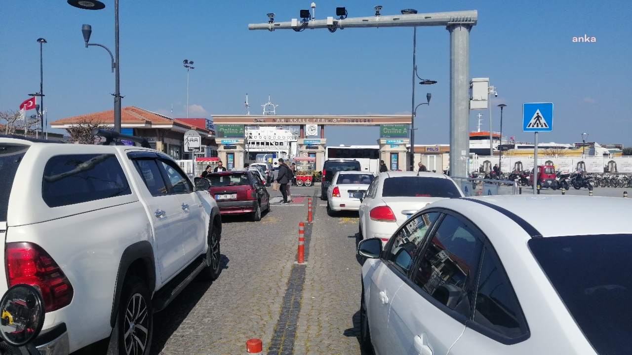 Köprüde '200 Liracık' dönemine geçildi! Vatandaşlar feribota yönelince uzun kuyruklar oluştu