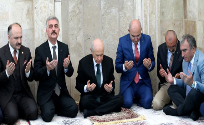Bahçeli bağdaş kurdu dua etti