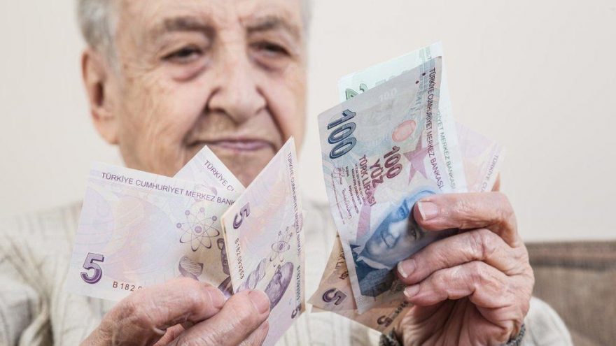 Milyonlarca emeklinin gözü bu haberde... İşte bayram ikramiyesi için düşünülen rakam