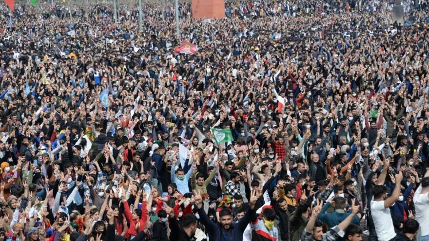 2 yaşındaki bebeği kıyafeti nedeniyle Nevruz alanına almadılar