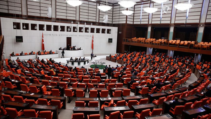 Seçim Kanunu teklifi Meclis'teyken ilginç detay: Teklif sahibi AKP’liler maç izlemeye gitti!
