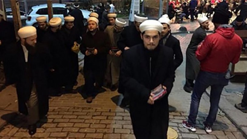Sarıklı ve takkeli bir grup tekel bayilere girdi: 'Sizden bu günahkarın ricası alkol satışını bırakmanız'