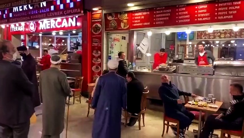 Vatandaşları taciz eden sarıklı ve takkeli gruba tepki: Defolun