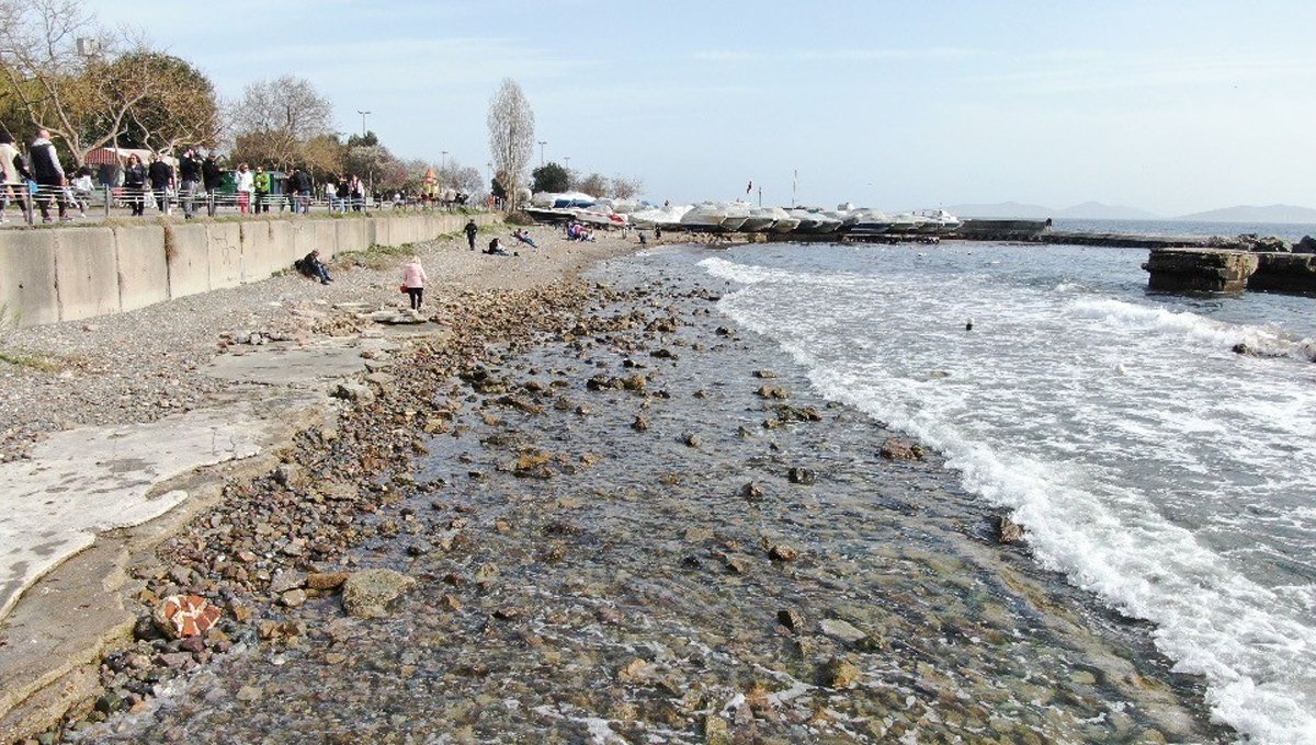 İstanbul’da korkutan görüntü! Caddebostan sahilinde deniz çekildi