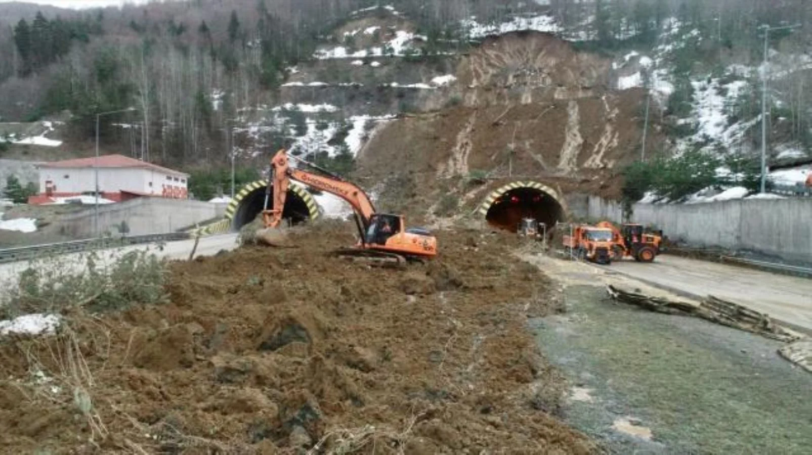 Heyelan nedeniyle kapanan Bolu Dağı Tüneli ulaşıma açıldı