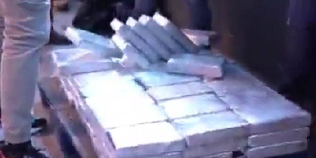 Varış yeri Mersin Limanı olan bir gemide 1200 kutu muz arasında 26 kutuya gizlenmiş halde 800 kilo yüksek saflıkta kokain yakalandı.