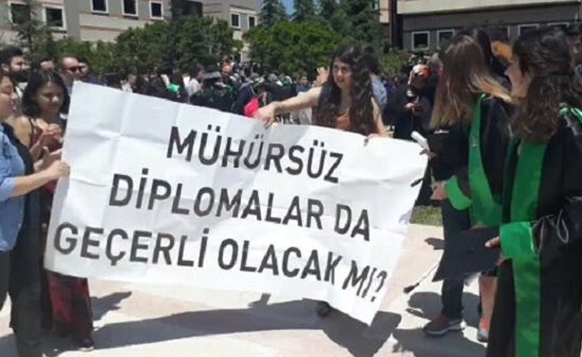 Öğrenciler 'Mühürsüz diplomalar da geçerli olacak mı?' pankartı açtı ortalık karıştı