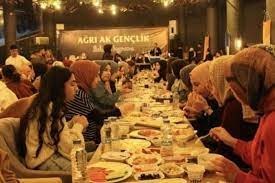 AKP'nin şatafatlı sahurunu yazdı: Millet askıda ekmekle iftar yapar...