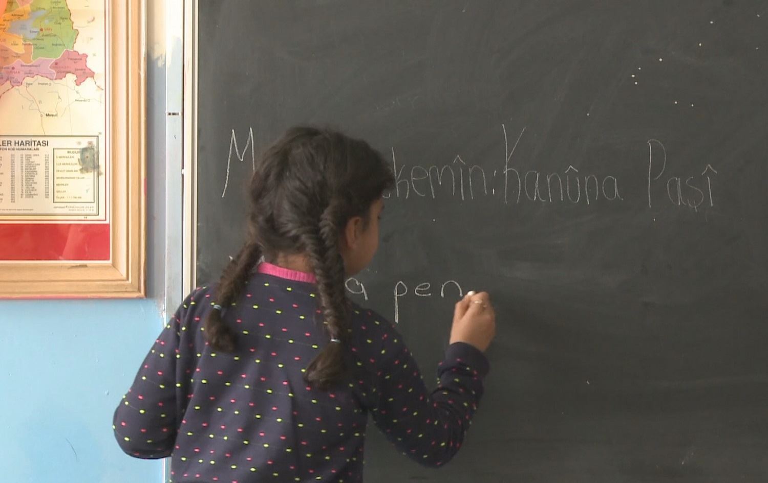 Kürtçe konuşan öğretmene sürgün cezası