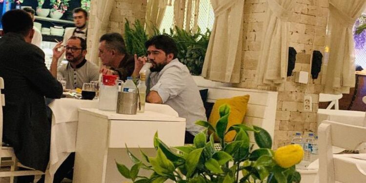 Gazeteci Arif Kocabıyık paylaştı! Rasim Ozan Kütahyalı Ramazan'da rakı içerken yakalandı