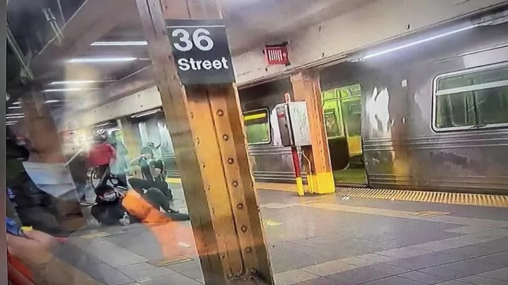 New York metro istasyonunda silahlı saldırı: Yaralılar var!