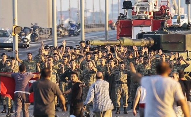 AKP, 15 Temmuz'u karartıyor mu, siyasi ayağı neden saklıyor?