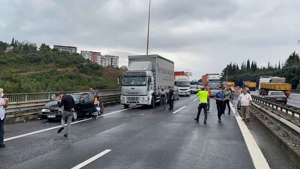 TEM otoyolunda zincirleme kaza: Çok sayıda ambulans sevk edildi