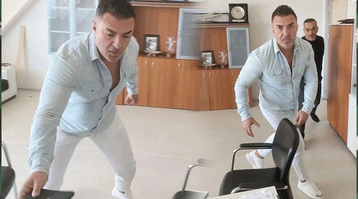 Dekan, profesöre kılıç çekti