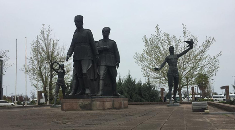Yine Samsun yine saygısızlık! 'Atatürk Anıtı' reklam panosuyla kapattılar!