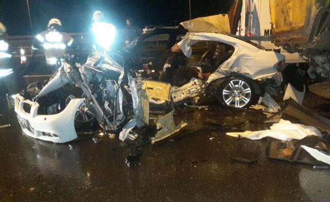 Otomobil duran kamyona çarptı: 3 ölü 1 yaralı