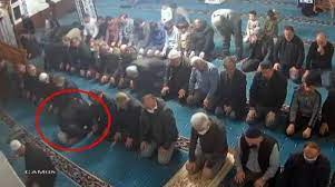 Camide namaz kılarken kalp krizi geçirdi! O anlar kameraya yansıdı